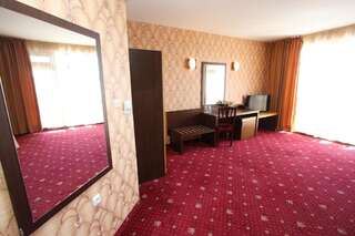 Отель Izola Paradise Hotel - All Inclusive Солнечный Берег Улучшенный двухместный номер с 1 кроватью и дополнительной кроватью (для 3 взрослых) — Все включено-2